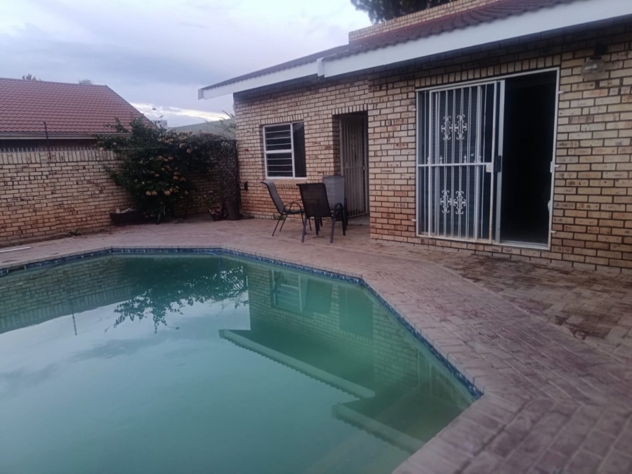 3 Bedroom Property for Sale in Roylglen Gardens Northern Cape